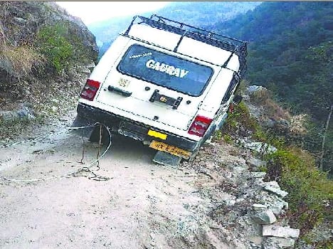 Bolero hanging in Munnar-Supi Road, survived 6 people